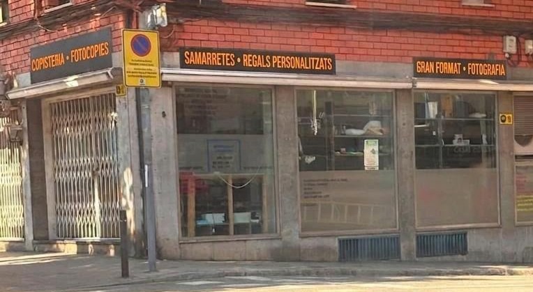 Fachada de nuestra tienda: copister&iacute;a, fotocopias, textil personalizado y gran formato