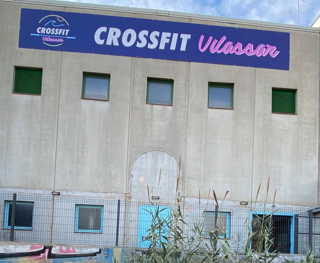 Lona de gran formato instalada en fachada - CrossFit Vilassar